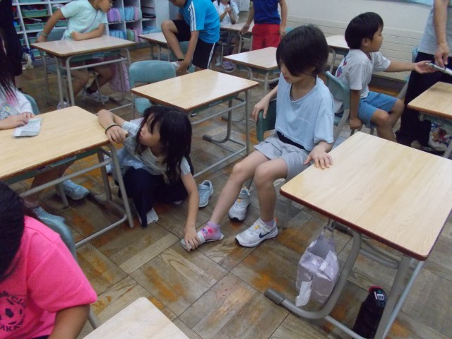 ２年生新聞紙スリッパ